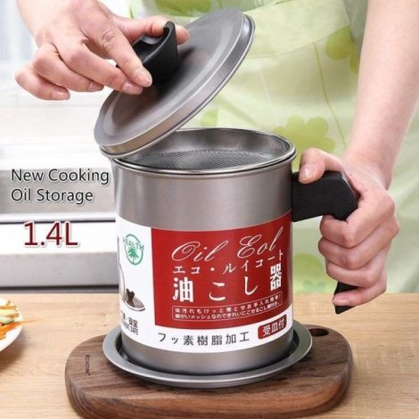 A 1.4L stainless steel cooking oil storage can with a built-in strainer, ergonomic handle, and secure lid, designed for filtering and storing reusable cooking oil.